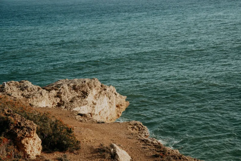 Lo que se va por el desagüe: el impacto oculto de los jabones comerciales en el Mediterráneo y por qué los artesanales marcan la diferencia