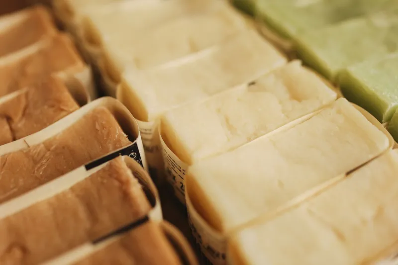 La memoria del aroma: por qué los jabones artesanales españoles conservan su fragancia mucho más allá de lo que la industria puede ofrecer